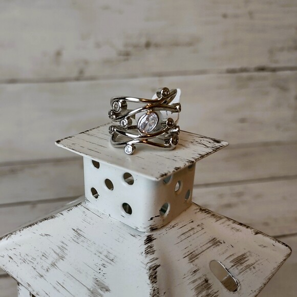 New Silver Tone Intertwined Ring w/Circle Rhinestones Size 5 Hypoallergenic - Picture 2 of 5